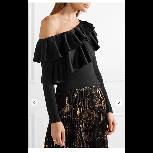 ALICE & Olivia Izzy off the shoulder black ruffle top
Size 4 - Picture 3 of 11